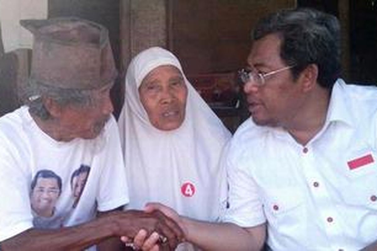 Cagub Ahmad Heryawan mengobrol dengan warga Anjun Kaler, Kecamatan Karawang Barat, Karawang, Rabu ( 13/2/2013).  