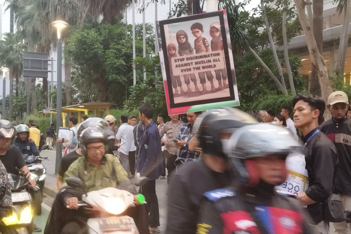 Massa membagikan takjil dalam rangka memperingati Hari Anti-Islamofobia Internasional di Bundaran HI, Menteng, Jakarta Pusat, Jumat (15/3/2024).