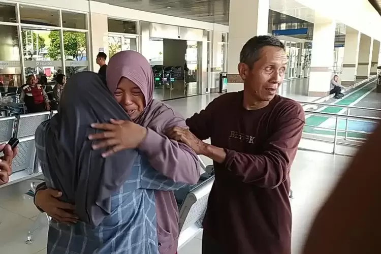 Suami Selamat dari KM Virgo Transport 8 di Masalembo, Ela Nur Atika Sujud Syukur di Tanjung Perak