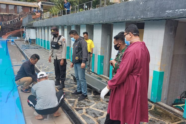 Anggota Polres Semarang mengevakuasi jasad seorang pria yang meninggal di kolam renang Obyek Wisata Kopeng