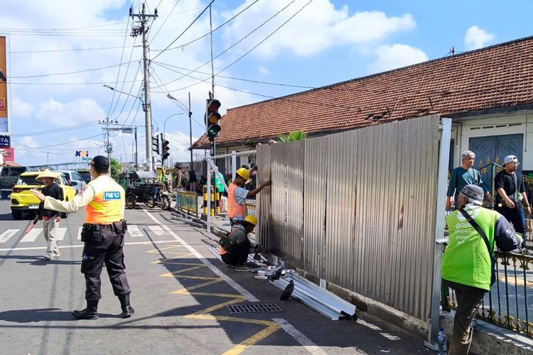 KAI Daop 6 Sterilisasi Sisi Selatan Stasiun Yogyakarta, PKL dan Kios Liar Ditertibkan
