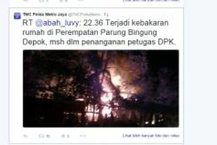 Api melalap perpustakaan Sekolah Alam Indonesia, Jl Meruyung, Pancoran Mas, Depok, Selasa (23/9/2014).