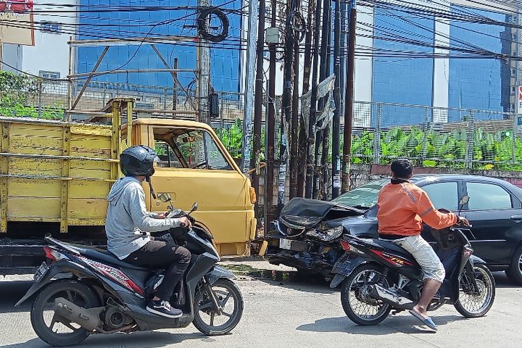 Kecelakaan sedan vs truk di depan pintu gerbang masuk Universitas Pamulang (Unpam) Viktor, Serpong, Tangerang Selatan, Selasa (4/10/2022). Kedua bagian depan mobil tersebut mengalami ringsek, namun tidak ada korban jiwa dalam insiden tersebut.