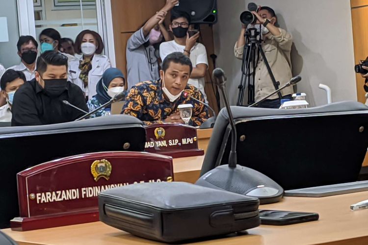 General Manager Holywings Yuli Setiawan saat memberikan keterangan di ruang rapat Komisi B DPRD DKI Jakarta, Rabu (29/6/2022).