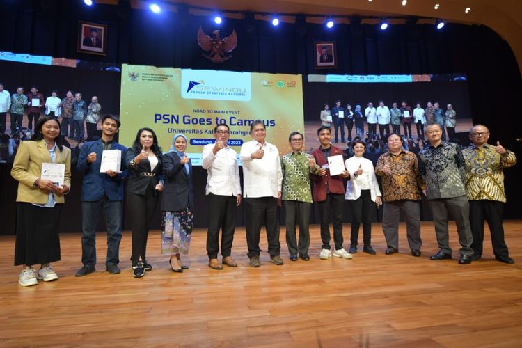 Gubernur Jawa Barat Ridwan Kamil bersama Menko Perekonomian Airlangga Hartarto dalam kegiatan PSN Goes To Campus.