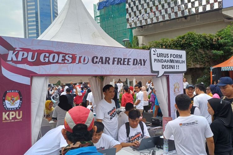 Komisi Pemilihan Umum (KPU) menggelar KPU Goes to CFD dengan membukan layanan Pindah Memilih di Jalan Imam Bonjol, Menteng, Jakarta Pusat, Minggu (26/12/2023).