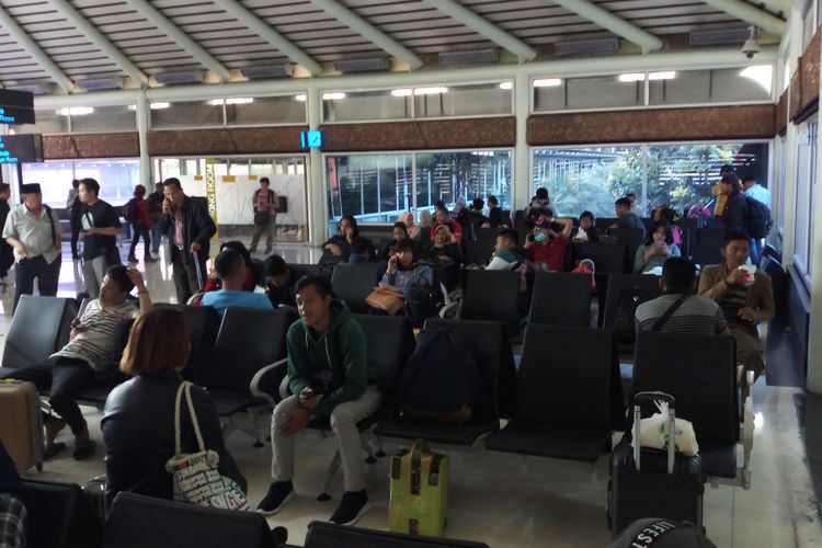 Ratusan penumpang dari Batam tujuan Bandung tertahan di Bandara Soetta pasca-tergelincirnya Malindo Air di Bandara Husein Sastranegara, Kamis (20/6/2019).