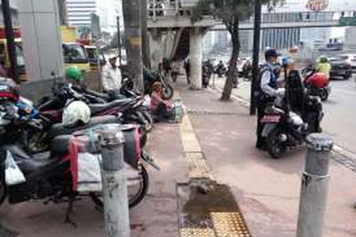 Suasana di trotoar Jalan Sudirman masih terdapat banyaknya pedagang dan tukang ojek yang memarkirkan kendaraanya di trotoar tersebut pada Selasa (20/4/2016).