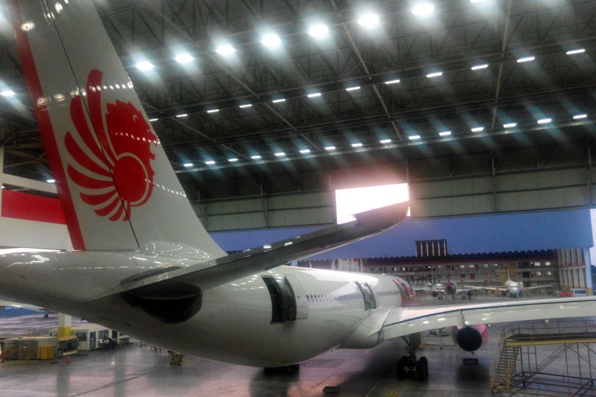 Pesawat Airbus A330-300 milik Lion Air tengah menjalani perawatan dan perbaikan di Batam Aero Technic, Batam, Kepulauan Riau, Rabu (11/10/2017).