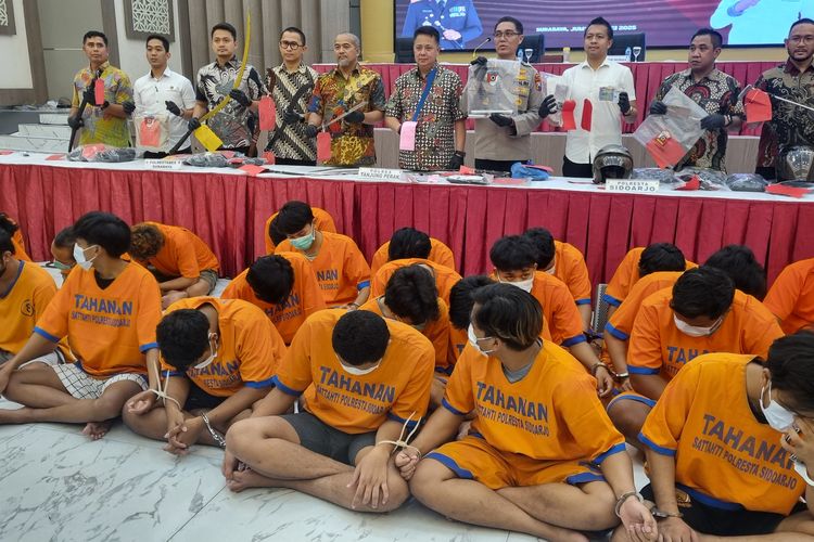 Polda Jatim mengamankan 2.307 tersangka kasus premanisme selama Operasi Pekat II Semeru yang berjalan dua pekan, Jumat (16/5/2025)
