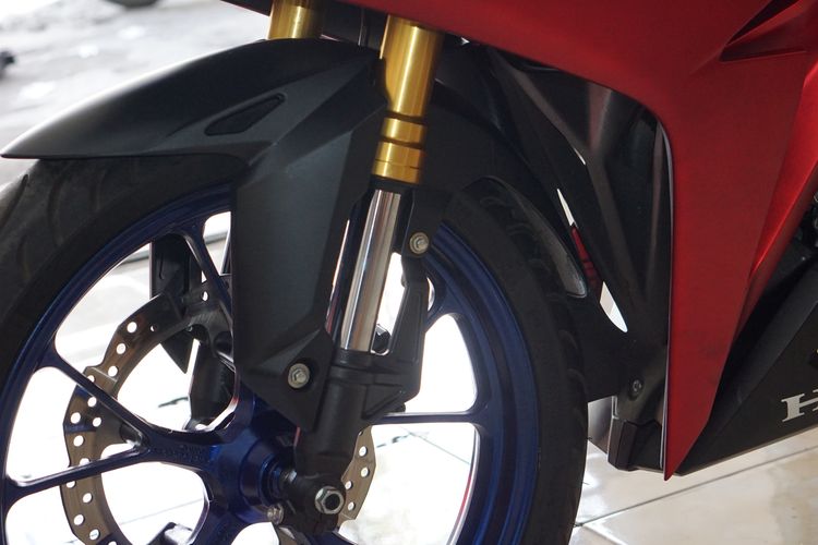 Honda CBR150R generasi lama pakai suspensi depan upside down Showa SFF-BP