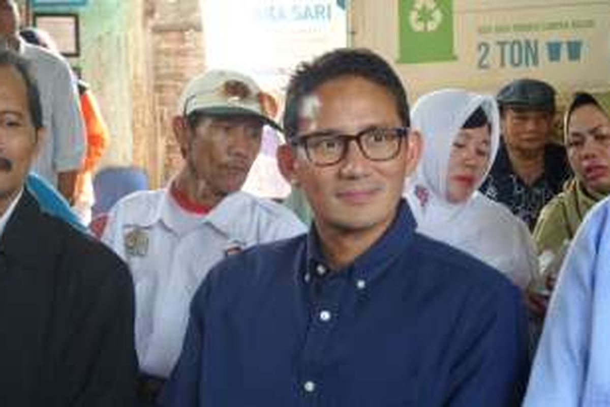 Calon wakil gubernur DKI Jakarta nomor pemilihan tiga, Sandiaga Uno (kemeja biru), saat berkunjung ke permukiman warga di RW 03 Kelurahan Malaka Sari, Kecamatan Duren Sawit, Jakarta Timur, Senin (7/11/2016). Sandiaga sekaligus diajak melihat Bank Sampah yang dikelola oleh warga.