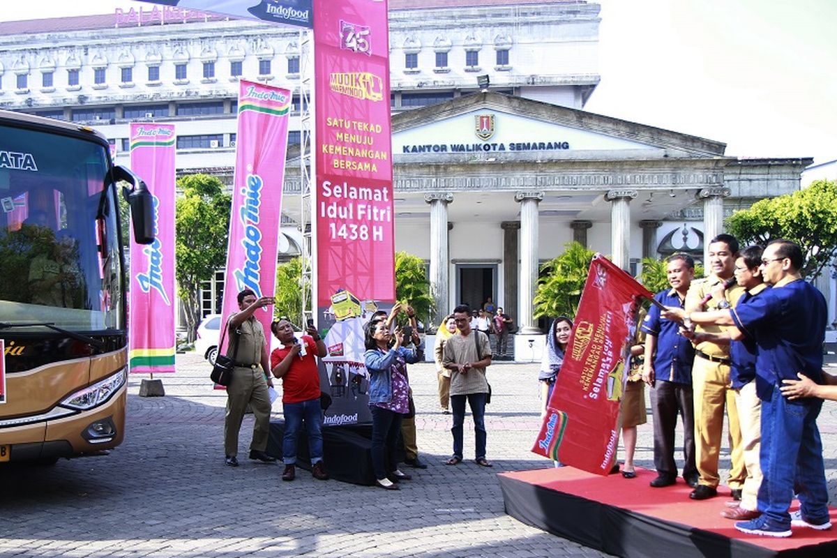 Wali Kota Semarang Hendrar Prihadi melepas peserta mudik bersama pedagang  mi instan dan bubur kacang ijo ke kampung halamannya di Jawa Barat, Senin (19/6). Mudik gratis yang difasilitasi PT Indofood CBP Sukses Makmur Tbk itu diikuit 450 orang.