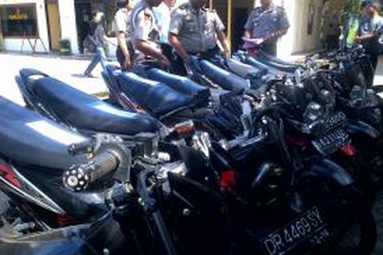 19 sepeda motor curian yang diamankan di Dusun Aur Manis, Desa Bilelando, Kecamatan Praya Timur, Nusa Tenggara Barat (NTB).