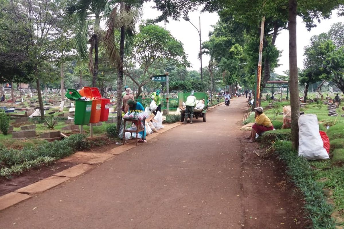 Suasana Tempat Pemakaman Umum (TPU) Pasar Baru Barat, Tanah Abang, Jakarta Pusat, Senin (20/4/2020).