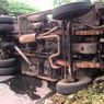Kelebihan Muatan, Truk Fuso Pecah Ban dan Terguling di Lumajang