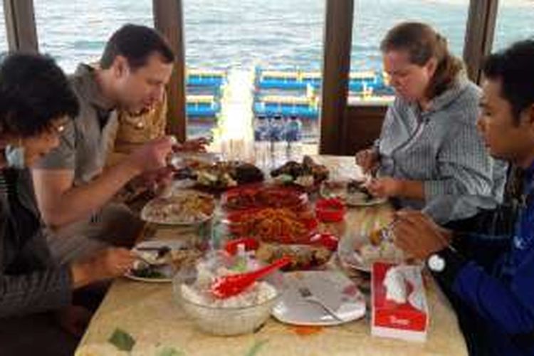 Heather C. Variava, Konjen Amerika Serikat di Surabaya (kemeja abu abu) saat menikmati makan siang di atas rumah apung Bangsring Underwater, Banyuwangi, Jawa Timur, Selasa (25/10/2016).