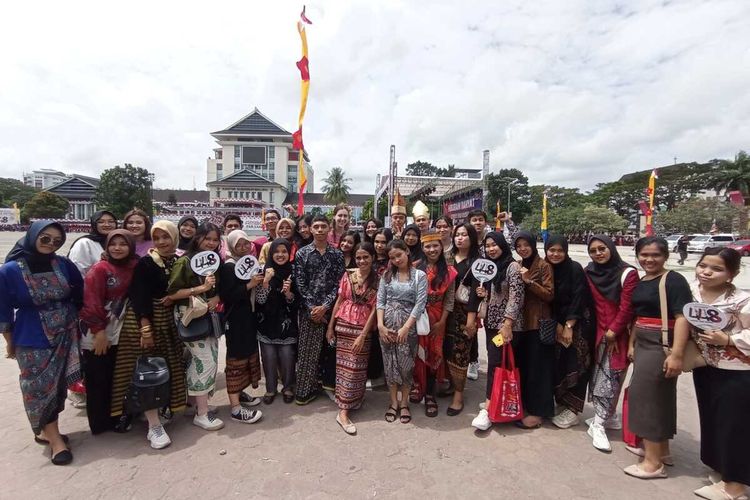 Para mahasiswa dari Pertukaran Mahasiswa Merdeka Batch 3 mengenakan pakaian adat asal daerahnya