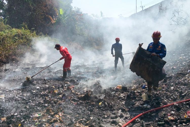 Eks Tempat Pembuangan Sampah yang Sudah Lama Tutup di Indramayu Terbakar