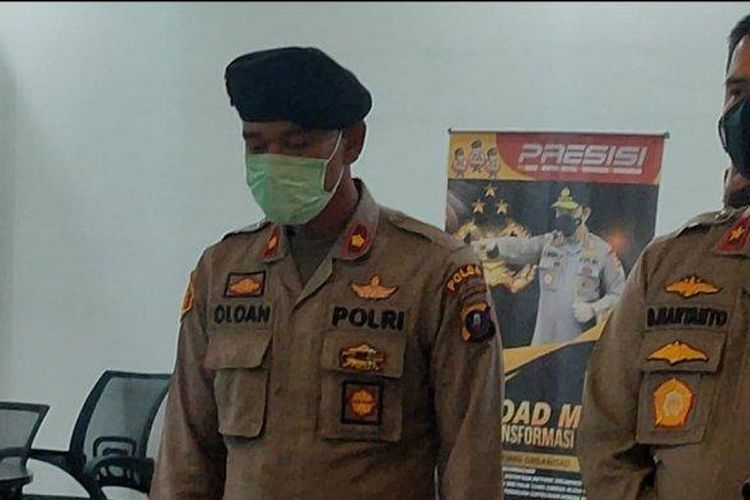 Kompol Oloan Siahaan dengan wajah murung saat dihadirkan di Mapolda Sumut dalam konferensi pers, Jumat (12/1/2022).