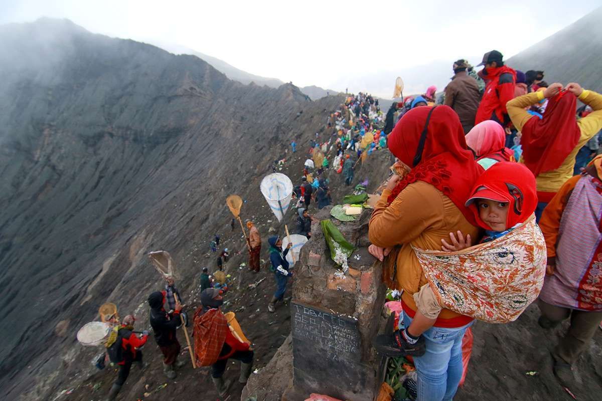 Suasana seserahan sesaji saat ritual adat Yadnya Kasada di Tengger, Gunung Bromo, Probolinggo, Jawa Timur.