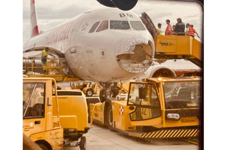 Foto Austrian Airlines A320 yang rusak akibat terjang badai es.