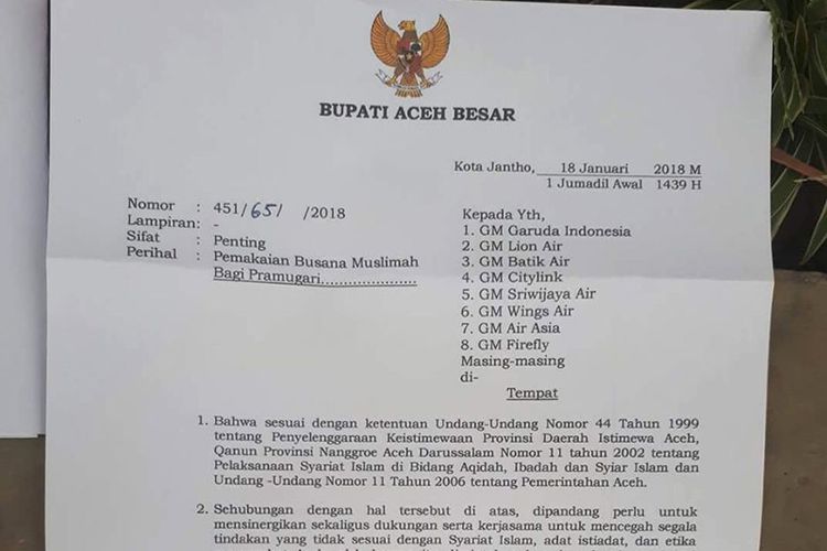 Surat edaran Bupati Aceh Besar kepada seluruh maskapai penerbangan yang masuk ke wilayah Bandara Internasional Sultan Iskandar Muda, Blang Bintang, Aceh Besar. Bupati mewajibkan pramugari mengenakan pakaian muslimah atau mengenakan hijab.