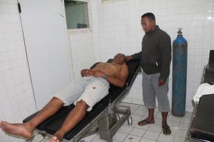 Pascalis Misa korban penganiayaan yang dilakukan oleh dua orang oknum polisi sektor Insana, ketika diambil visum di ruang Instalasi Gawat Darurat, RSUD Kefamenanu, Kabupaten Timor Tengah Utara (TTU), NTT, Minggu (5/4/2015)