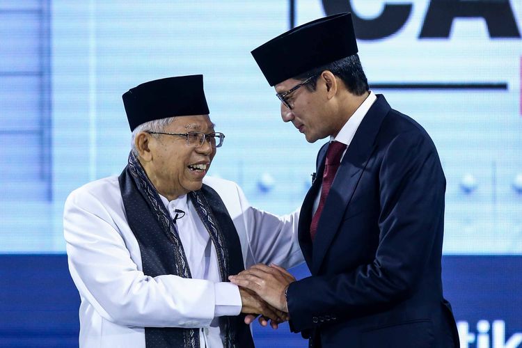 Calon wakil presiden nomor urut 01 Maruf Amin berjabat tangan dengan calon wakil presiden nomor urut 02 Sandiaga Uno dalam debat ketiga Pilpres 2019 di Hotel Sultan, Jakarta, Minggu (17/3/2019) malam. Peserta debat ketiga kali ini adalah cawapres masing-masing paslon dengan tema yang diangkat adalah pendidikan, kesehatan, ketenagakerjaan, sosial, dan budaya.