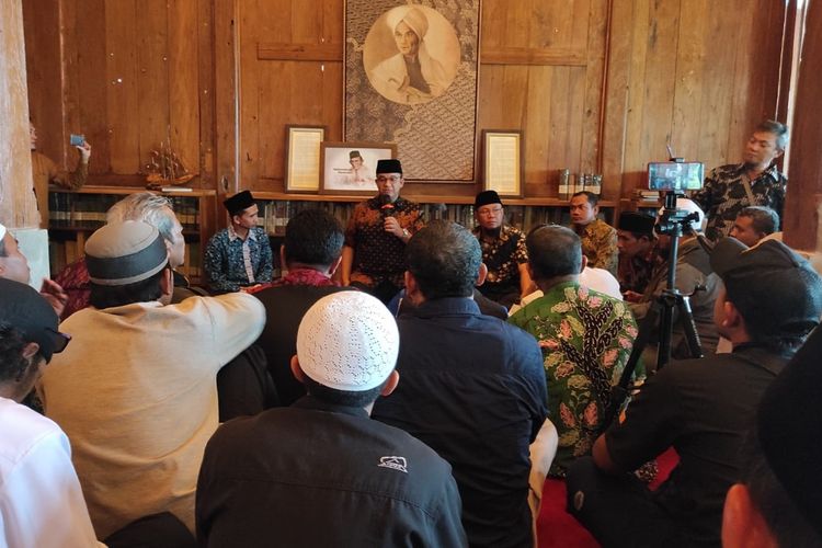 Suasana ketika ratusan warga disebut hadiri rumah kediaman Gubernur DKI Jakarta Anies Baswedan di Jalan Lebak Bulus II Dalam, Cilandak, Jakarta Selatan, Rabu (24/8/2022).