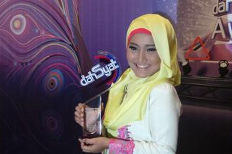 Penyanyi Fatin Shidqia Lubis menerima penghargaan sebagai Pendatang Baru Terdahsyat dalam Dahsyatnya Awards di JIExpo, Kemayoran, Jakarta, Selasa (21/1/2014) malam.