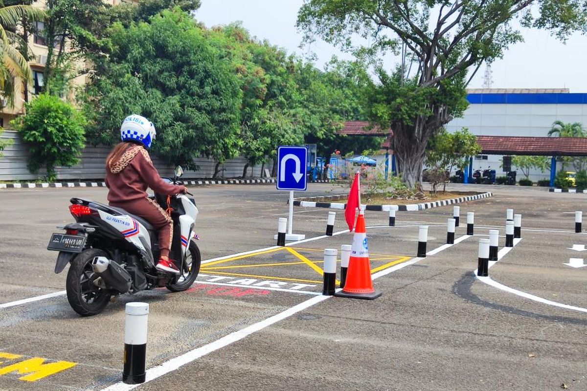 Suasana hari pertama ujian praktik bikin SIM C trek baru di Satpas Daan Mogot Jakarta Barat, Senin (7/8/2023). 