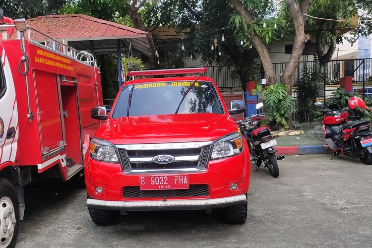 Mobil Dinas Pemadam Kebakaran Kecamatan dengan unit Ford Ranger