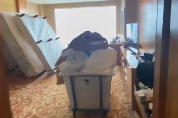 Video yang menampilkan air membanjiri satu lantai Hotel JW Marriott Medan viral di media sosial. Video tersebut disertai narasi yang menyebutkan seorang tamu hotel menggantung baju di sprinkler hingga menyebabkan air menyembur dan menggenangi lantai.