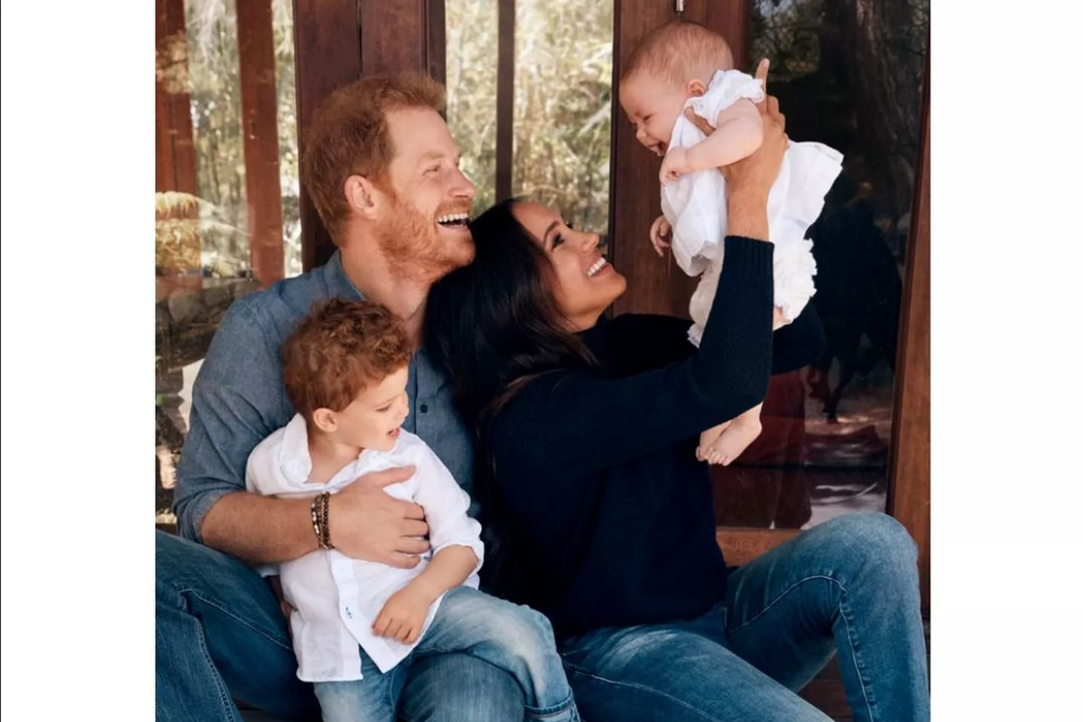 Pangeran Harry dan Meghan Markle menampilkan kedua anaknya dalam kartu Natal 2021
