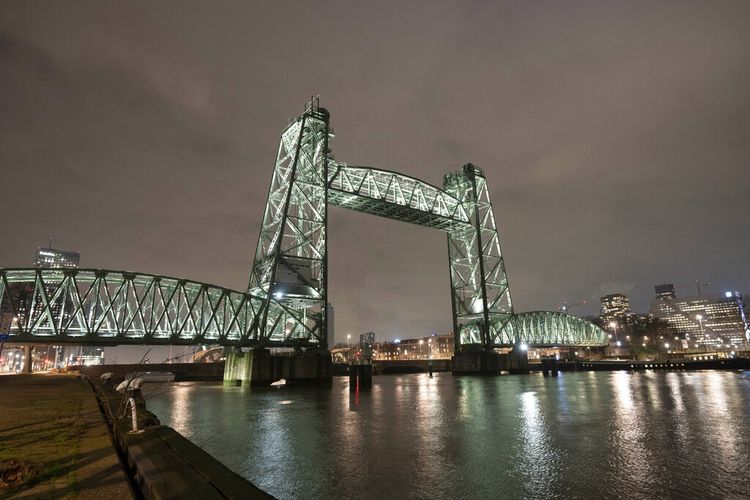 Rencana pembongkaran jembatan bersejarah Jembatan Koningshaven, di Rotterdam, di jantung kota pelabuhan Belanda dibuat demi mengakomodasi kapal pesiar besar, dilaporkan sedang dibangun untuk pendiri Amazon Jeff Bezos, agar bisa sampai ke Laut Utara atau sama sekali tidak mungkin berlayar. 
