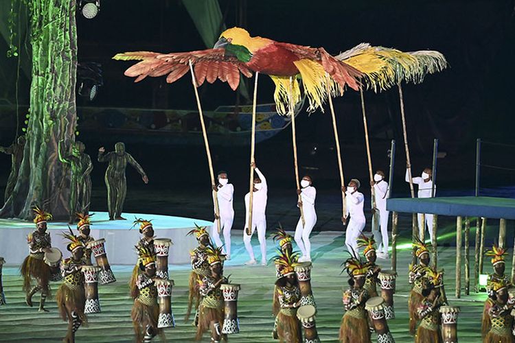 Penari menghibur penonton saat Upacara Pembukaan PON Papua di Stadion Lukas Enembe, Kompleks Olahraga Kampung Harapan, Distrik Sentani Timur, Kabupaten Jayapura, Papua, Sabtu (2/10/2021). Resmi dibuka oleh Presiden Jokowi, PON XX Papua 2021 akan berlangsung pada 2-15 Oktober 2021.