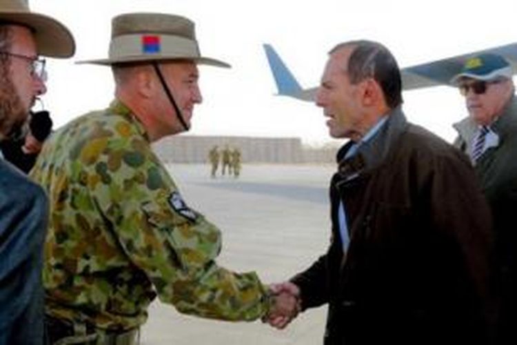 Kolonel Wade Stot Hart komandan pasukan Afganistan di wilayah Uruzgan, Afganistan menyambut Perdana Menteri Tony Abbott. 