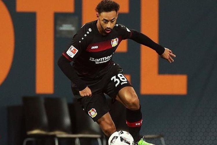 Gelandang Bayer Leverkusen, Karim Bellarabi, berhasil menjadi pencetak gol ke-50.000 Bundesliga saat tampil pada laga melawan Augsburg, Jumat (17/2/2017).
