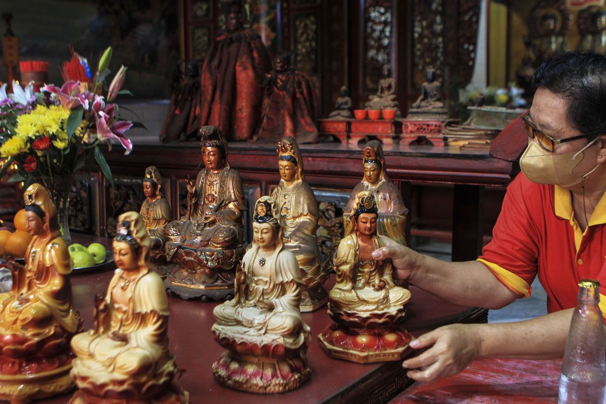 Pekerja di Kelenteng Tri Dharma Chandra Nadi (Soei Goeat Kiang) atau yang lebih dikenal sebagai Kelenteng Dewi Kwan Im di kawasan 10 Ulu Palembang, Sumatera Selatan, melakukan tradisi bersih-bersih jelang Hari Raya Imlek, Rabu (26/1/2022). Seluruh patung yang berada di dalam Kelenteng dibersihkan dari debu-debu dengan menggunakan arak putih serta air kembang tujuh rupa. Ritual pembersihan patung ini berlangsung selama satu hari.