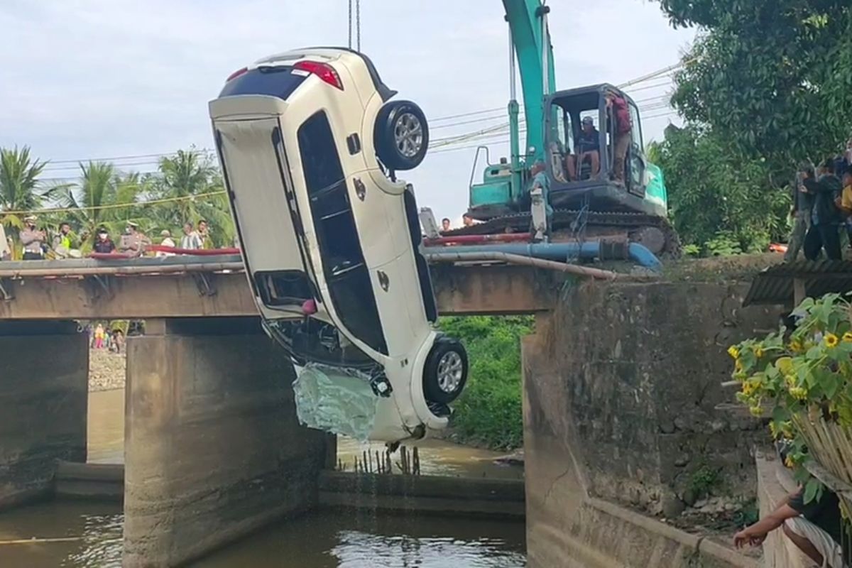 Proses evakuasi mobil Mitsubishi Pajero berpenumpang satu keluarga yang terjun ke Sungai Segonang di Kecamatan Pedamaran, Kabupaten Ogan Komering Ilir, Sumsel, Rabu (30/6/2021) pagi. Empat orang tewas dalam kecelakaan itu yakni ayah dan tiga anaknya.