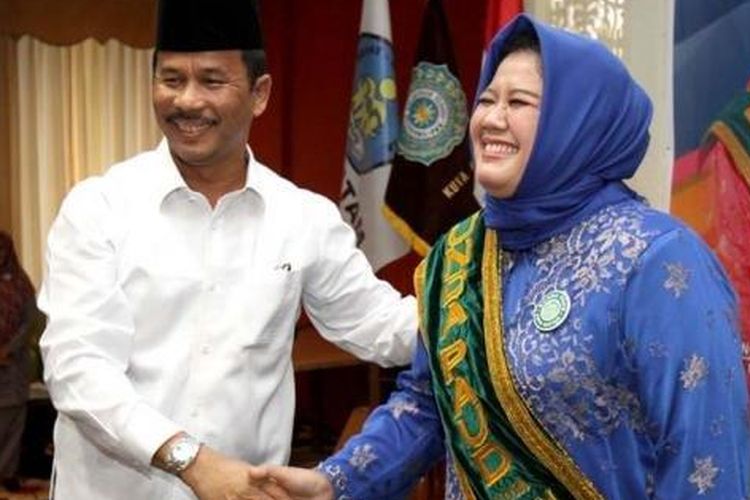 Wali Kota HM Rudi saat melantik Marlin Agustina sebagai Ibuda PAUD Batam, 2019.