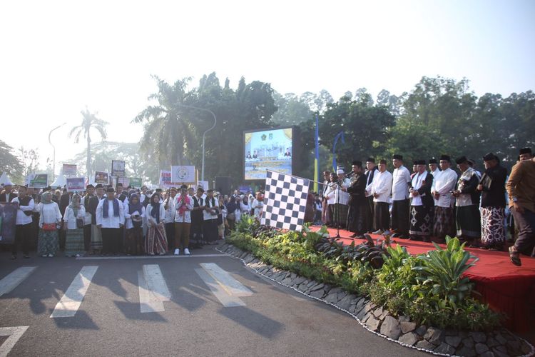 Kegiatan Jalan Sehat Sarungan (JSS) di Kota Tangerang.