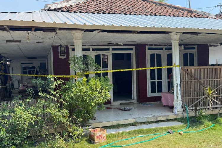Rumah bocah 7 tahun yang tewas akibat tindakan sadis oleh tetangganya sendiri di Desa Sambisirah, Kecamatan Wonorejo, Kabupaten Pasuruan saat masih diberi garis polisi, Sabtu (09/08/2025). 