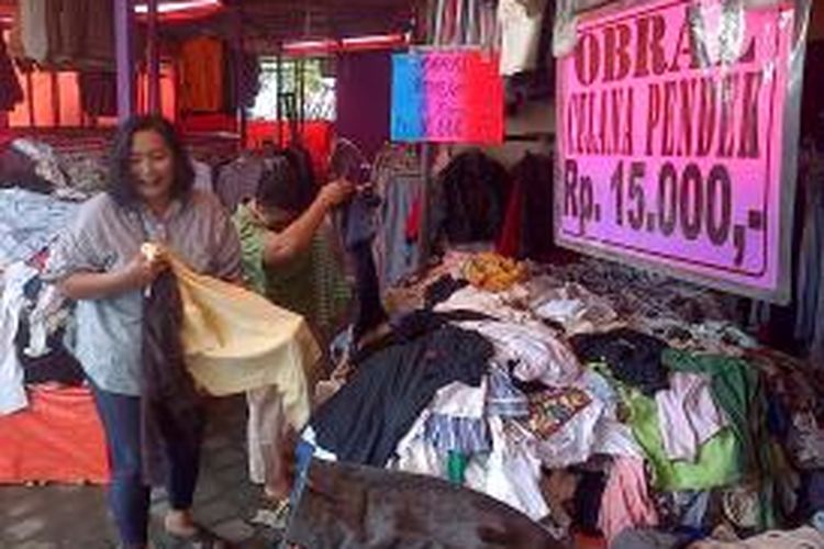 Penjual awul-awul (pakaian bekas impor) di Jl Diponegoro, Ungaran. 