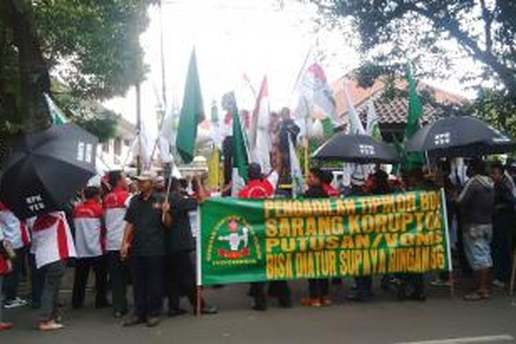 Sejumlah masa gabungan dari berbagai Lembaga Swadaya Masyarakat (LSM) melakukan aksi unjuk rasa didepan PN. Bandung, Jalan RE. Martadinata, Bandung, Jawa Barat, Kamis, (24/4/2014). Mereka menuntut agar Edi Siswadi dan Dada Rosada dihukum mati.