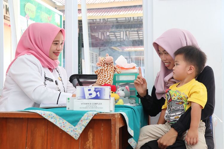 Ilustrasi tenaga kesehatan bersama ibu dan anak usia dini. 