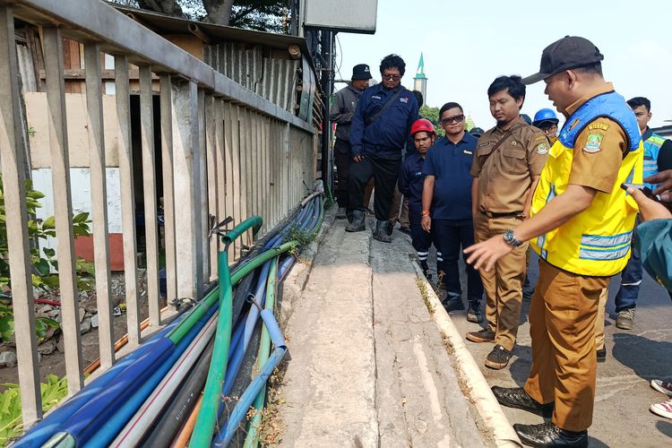Penanganan Kabel Semrawut di Flyover Caman Bekasi Ditargetkan Rampung Sebulan