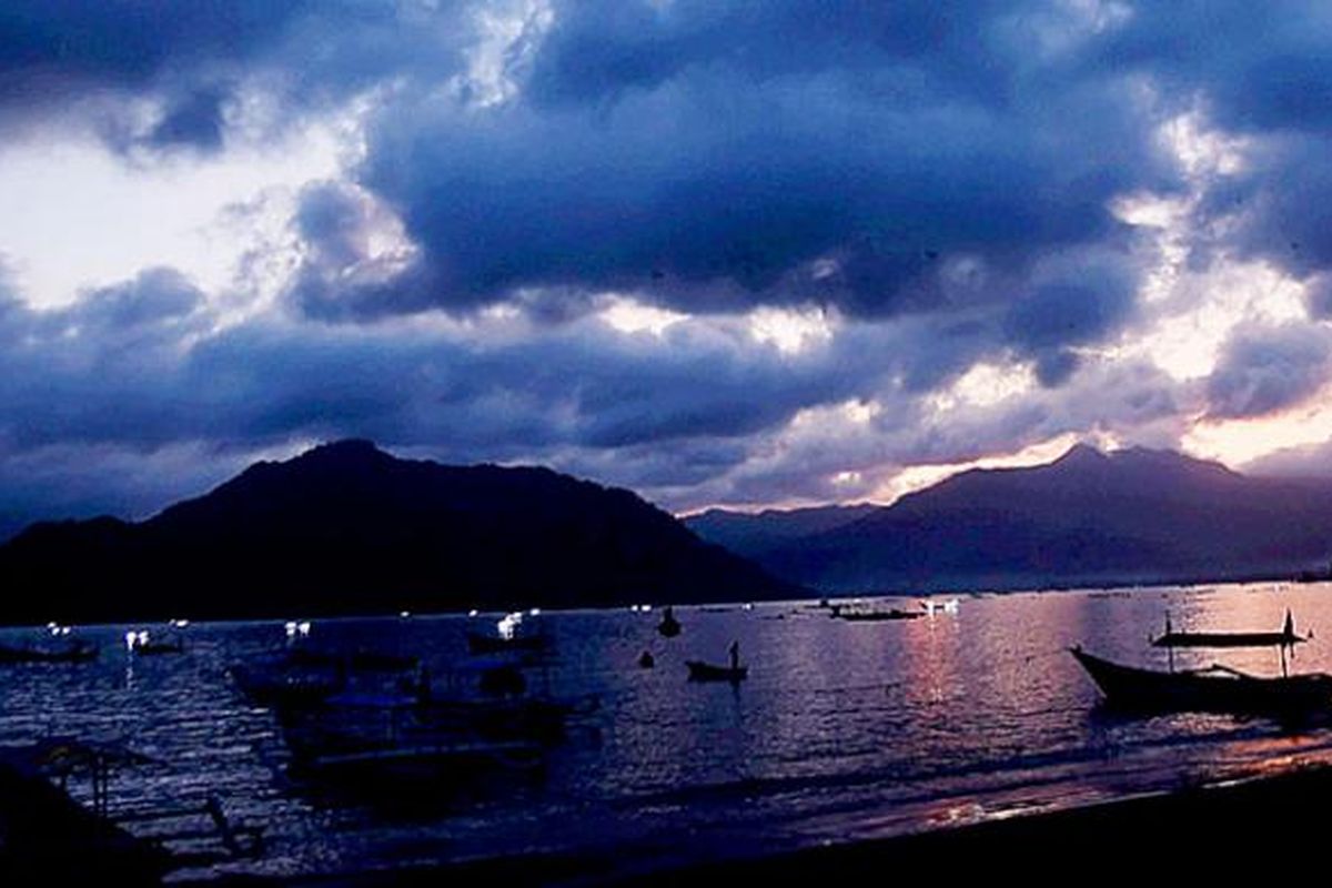 Keindahan pantai di Teluk Prigi, Minggu (14/6/2015). Selain menikmati keindahan pantai yang dikelilingi perbukitan, banyak wisatawan yang berenang di laut dalam ombak yang tenang.