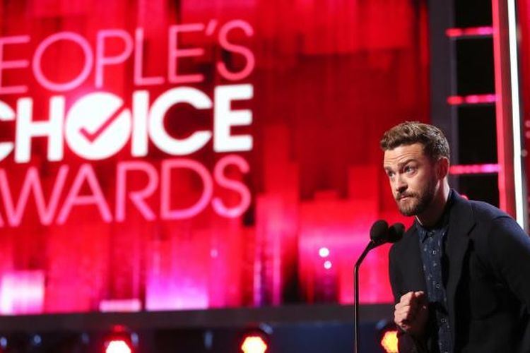 Penyanyi sekaligus aktor Justin Timberlake menerima penghargaan sebagai Favorite Male Singer dan Favorite Song untuk lagu Cant Stop the Feeling! pada Peoples Choice Awards 2017 di Microsoft Theater, Los Angeles, California, pada Rabu (18/1/2017).